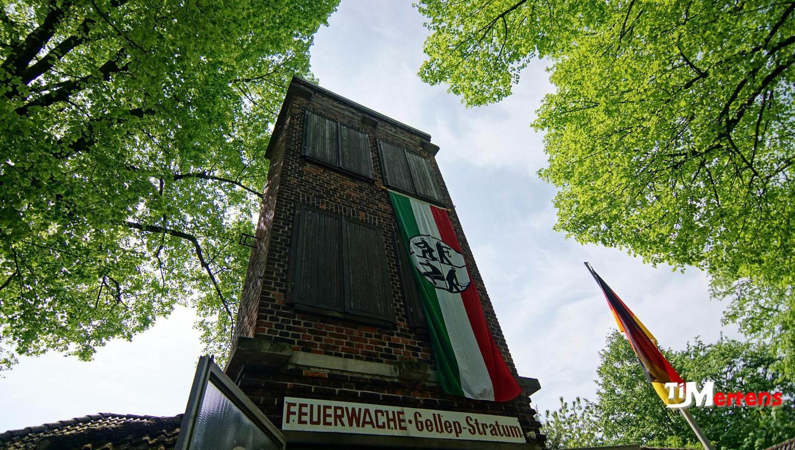 Ansicht auf die alte Fahrzeughalle der Wache gellep-Stratum mit Steige- und Schlauchturm von schräg unten