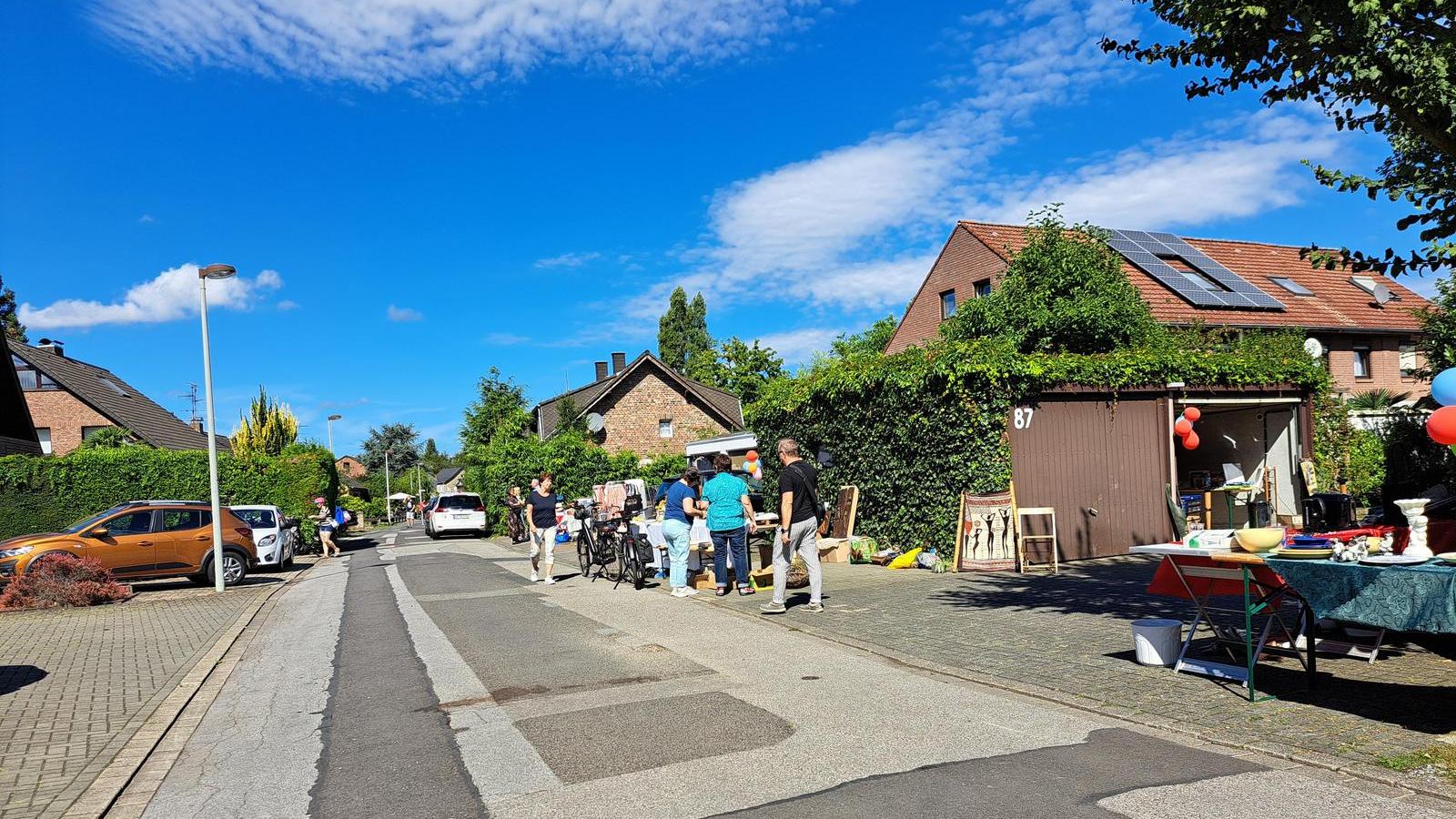 08.09.2024: Garagentrödel in Gellep-Stratum Ansicht auf die Aussteller an einem Garagenhof, Blick auf unsere kaputten Straßen