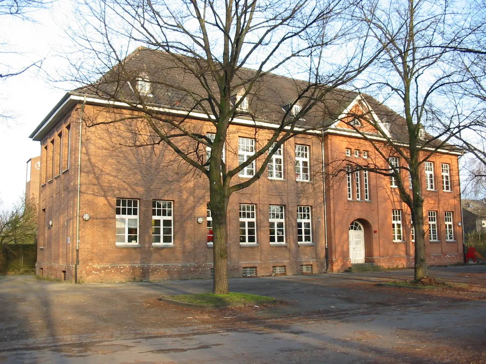 Altes Schulgebäude auf dem Gellep-Stratum Schulhof