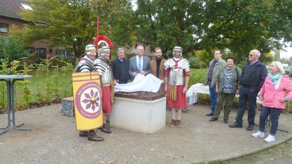 Bild der anwesenden Gäste zur Einweihung der Bronzeabbildung Kastell Gelduba